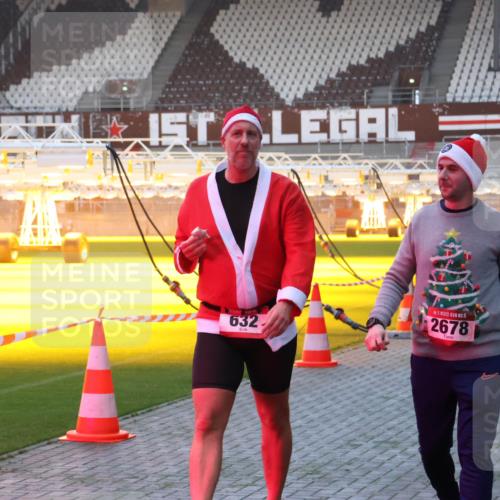 07.12.2025 - St. Pauli X-Mass-Run No. 15 Luisa Fischer http://msf.ph/oto/9376507 07.12.2025 09:58:31 Ziel 632, 15, 2678, 238, 261, 441, 1173, 1633, 1774, 2205, 2984, 3405, 3515, 4030, 4206 meine-sportfotos.de