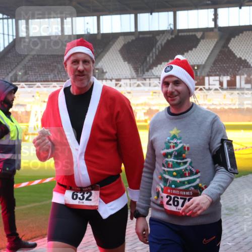 07.12.2025 - St. Pauli X-Mass-Run No. 15 Luisa Fischer http://msf.ph/oto/9376526 07.12.2025 09:58:34 Ziel 632, 15, 267, 238, 261, 441, 1173, 1633, 1774, 2205, 2984, 3405, 3515, 4030, 4031, 4206 meine-sportfotos.de