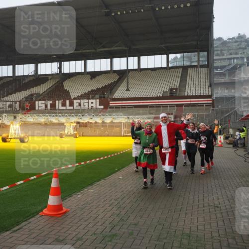 07.12.2025 - St. Pauli X-Mass-Run No. 15 Fabian Wolf http://msf.ph/oto/9376530 07.12.2025 10:05:39 Ziel 54, 123, 363, 385, 512, 945, 1215, 1222, 1316, 1374, 3231, 4552, 4555, 4556, 4558, 4559, 4560 meine-sportfotos.de