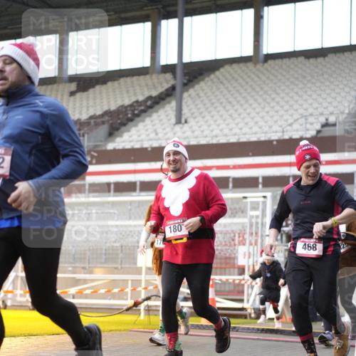 07.12.2025 - St. Pauli X-Mass-Run No. 15 Patografie http://msf.ph/oto/9376537 07.12.2025 10:05:57 Ziel 148, 180, 424, 468, 676, 805, 834, 1788, 1791, 2756, 2757, 2894, 2968, 3093, 3172, 3196, 3812, 3814, 3857, 3859, 3877, 4194, 4235, 4236, 4237, 4246, 4251 meine-sportfotos.de