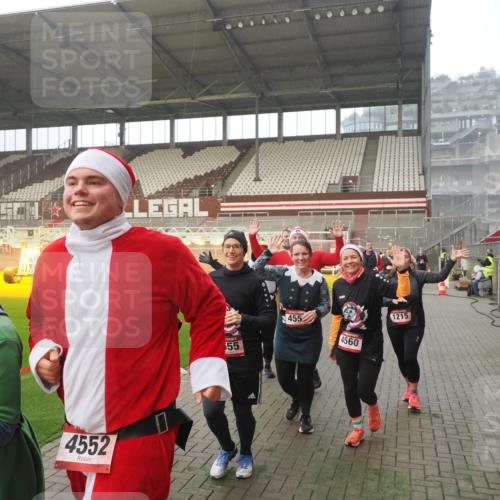 07.12.2025 - St. Pauli X-Mass-Run No. 15 Fabian Wolf http://msf.ph/oto/9376614 07.12.2025 10:05:41 Ziel 2, 3, 54, 123, 363, 385, 512, 945, 1215, 1222, 1789, 3231, 4195, 4552, 4555, 4559, 4560 meine-sportfotos.de