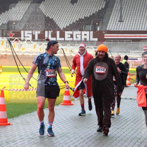 07.12.2025 - St. Pauli X-Mass-Run No. 15 Luisa Fischer http://msf.ph/oto/9376681 07.12.2025 10:23:59 Ziel 3649, 3644, 353, 638, 1104, 2508, 2511, 2603, 2634, 3052, 3078, 3079, 3539, 3644, 3649, 3887, 3890, 4005, 4043, 4139, 4141, 4144, 4145, 4377, 4378, 4458, 4549 meine-sportfotos.de
