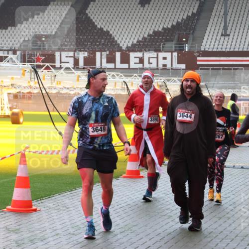 07.12.2025 - St. Pauli X-Mass-Run No. 15 Luisa Fischer http://msf.ph/oto/9376684 07.12.2025 10:23:59 Ziel 3649, 3890, 3644, 887, 353, 638, 1104, 2508, 2511, 2603, 2634, 3052, 3078, 3079, 3539, 3644, 3649, 3887, 3890, 4005, 4043, 4139, 4141, 4144, 4145, 4377, 4378, 4458, 4549 meine-sportfotos.de