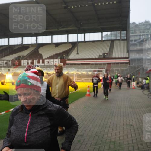 07.12.2025 - St. Pauli X-Mass-Run No. 15 Fabian Wolf http://msf.ph/oto/9376686 07.12.2025 10:05:43 Ziel 2, 3, 54, 123, 363, 385, 512, 945, 1215, 1222, 1789, 1791, 3231, 4194, 4195, 4552, 4555, 4559, 4560 meine-sportfotos.de