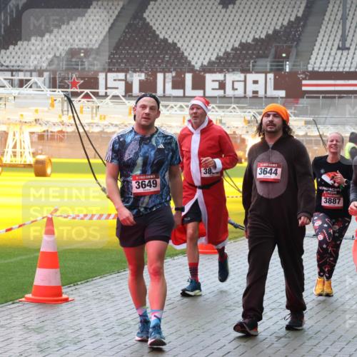07.12.2025 - St. Pauli X-Mass-Run No. 15 Luisa Fischer http://msf.ph/oto/9376688 07.12.2025 10:23:59 Ziel 1, 1, 3649, 38, 3644, 3887, 353, 4145, 638, 1104, 2508, 2511, 2603, 2634, 3052, 3078, 3079, 3539, 3644, 3649, 3887, 3890, 4005, 4043, 4139, 4141, 4144, 4145, 4377, 4378, 4458, 4549 meine-sportfotos.de