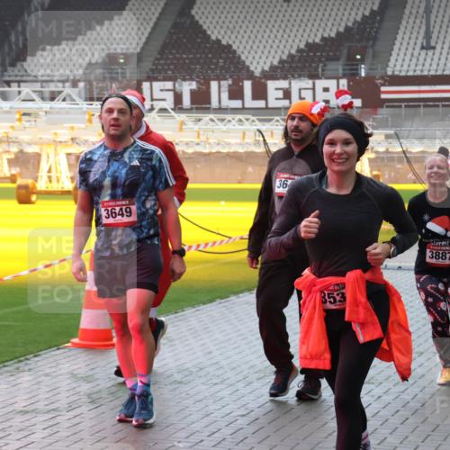 07.12.2025 - St. Pauli X-Mass-Run No. 15 Luisa Fischer http://msf.ph/oto/9376696 07.12.2025 10:24:00 Ziel 3649, 36, 353, 3887, 4145, 4549, 638, 1104, 2508, 2511, 2603, 2634, 3052, 3078, 3079, 3539, 3644, 3649, 3887, 3890, 4005, 4043, 4139, 4141, 4144, 4145, 4377, 4378, 4458, 4549 meine-sportfotos.de