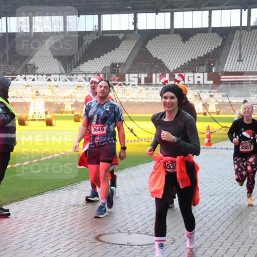 07.12.2025 - St. Pauli X-Mass-Run No. 15 Luisa Fischer http://msf.ph/oto/9376697 07.12.2025 10:24:01 Ziel 3649, 1, 353, 3887, 4145, 638, 1104, 2508, 2511, 2603, 2634, 3052, 3078, 3079, 3539, 3644, 3649, 3887, 3890, 4005, 4043, 4139, 4141, 4144, 4145, 4377, 4378, 4458, 4549 meine-sportfotos.de