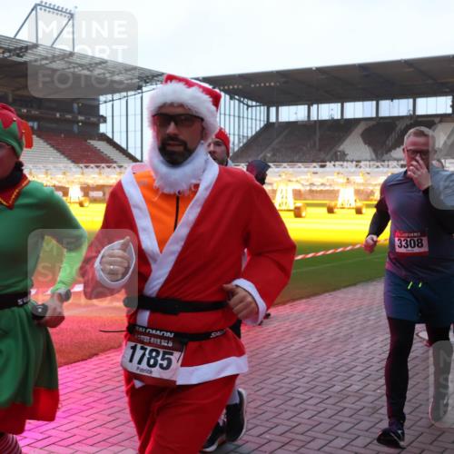 07.12.2025 - St. Pauli X-Mass-Run No. 15 Luisa Fischer http://msf.ph/oto/9376708 07.12.2025 09:59:04 Ziel 1782, 5, 1785, 3308, 238, 261, 483, 532, 655, 1003, 1115, 1173, 1528, 1542, 1603, 1633, 1774, 1782, 1785, 2205, 2392, 3308, 3515, 4031, 4206 meine-sportfotos.de