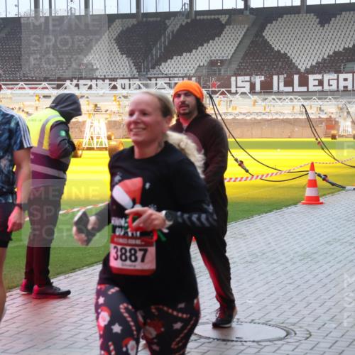 07.12.2025 - St. Pauli X-Mass-Run No. 15 Luisa Fischer http://msf.ph/oto/9376716 07.12.2025 10:24:03 Ziel 3649, 3887, 1104, 4145, 638, 1104, 2508, 2511, 2603, 2634, 3052, 3078, 3079, 3539, 3644, 3649, 3887, 3890, 3968, 4005, 4043, 4139, 4141, 4144, 4145, 4203, 4377, 4378, 4458, 4549, 4765 meine-sportfotos.de