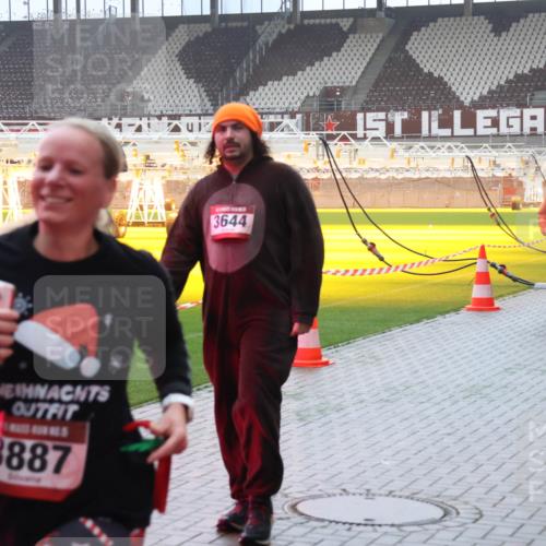 07.12.2025 - St. Pauli X-Mass-Run No. 15 Luisa Fischer http://msf.ph/oto/9376719 07.12.2025 10:24:03 Ziel 3649, 887, 3644, 1104, 4145, 638, 1104, 2508, 2511, 2603, 2634, 3052, 3078, 3079, 3539, 3644, 3649, 3887, 3890, 3968, 4005, 4043, 4139, 4141, 4144, 4145, 4203, 4377, 4378, 4458, 4549, 4765 meine-sportfotos.de