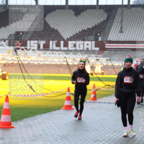 07.12.2025 - St. Pauli X-Mass-Run No. 15 Luisa Fischer http://msf.ph/oto/9376746 07.12.2025 10:24:08 Ziel 4145, 4549, 638, 711, 1104, 2603, 2634, 3539, 3644, 3649, 3887, 3890, 3968, 4005, 4043, 4139, 4141, 4144, 4145, 4203, 4377, 4378, 4458, 4479, 4549, 4765 meine-sportfotos.de
