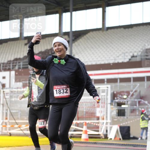 07.12.2025 - St. Pauli X-Mass-Run No. 15 Patografie http://msf.ph/oto/9376748 07.12.2025 10:06:14 Ziel 34, 127, 148, 187, 893, 967, 969, 1119, 1369, 1832, 1937, 1946, 2894, 2968, 3093, 3196, 4246, 4251, 4657, 4665, 4670, 4672, 4676, 4677, 4736, 4739 meine-sportfotos.de