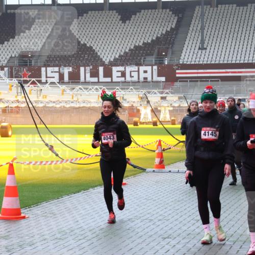 07.12.2025 - St. Pauli X-Mass-Run No. 15 Luisa Fischer http://msf.ph/oto/9376754 07.12.2025 10:24:09 Ziel 1, 4043, 4145, 7, 549, 638, 711, 1104, 2603, 2634, 3539, 3644, 3649, 3887, 3890, 3968, 4005, 4043, 4139, 4141, 4144, 4145, 4203, 4377, 4378, 4458, 4479, 4549, 4765 meine-sportfotos.de