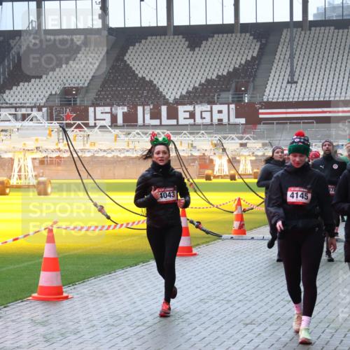 07.12.2025 - St. Pauli X-Mass-Run No. 15 Luisa Fischer http://msf.ph/oto/9376758 07.12.2025 10:24:10 Ziel 4043, 4145, 378, 549, 638, 711, 1104, 2603, 2634, 3539, 3644, 3649, 3887, 3890, 3968, 4005, 4043, 4139, 4141, 4144, 4145, 4203, 4377, 4378, 4458, 4479, 4549, 4765 meine-sportfotos.de