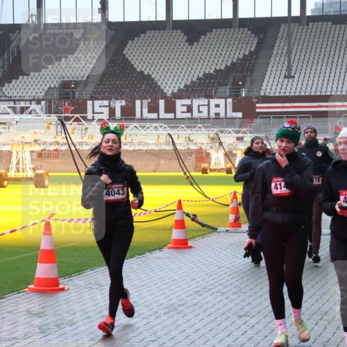 07.12.2025 - St. Pauli X-Mass-Run No. 15 Luisa Fischer http://msf.ph/oto/9376763 07.12.2025 10:24:10 Ziel 4043, 414, 78, 4549, 638, 711, 1104, 2603, 2634, 3539, 3644, 3649, 3887, 3890, 3968, 4005, 4043, 4139, 4141, 4144, 4145, 4203, 4377, 4378, 4458, 4479, 4549, 4765 meine-sportfotos.de