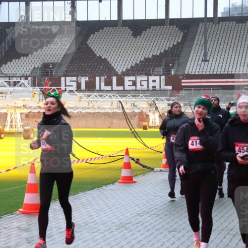 07.12.2025 - St. Pauli X-Mass-Run No. 15 Luisa Fischer http://msf.ph/oto/9376765 07.12.2025 10:24:11 Ziel 43, 414, 4549, 638, 711, 1104, 2603, 2634, 3539, 3644, 3649, 3887, 3890, 3968, 4005, 4043, 4139, 4141, 4144, 4145, 4203, 4377, 4378, 4458, 4479, 4549, 4765 meine-sportfotos.de