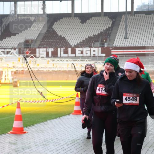 07.12.2025 - St. Pauli X-Mass-Run No. 15 Luisa Fischer http://msf.ph/oto/9376773 07.12.2025 10:24:12 Ziel 414, 15, 4549, 638, 711, 1104, 2603, 2634, 3539, 3644, 3649, 3887, 3890, 3968, 4005, 4043, 4139, 4141, 4144, 4145, 4203, 4377, 4378, 4458, 4479, 4549, 4765 meine-sportfotos.de