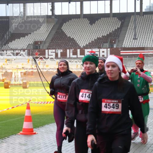 07.12.2025 - St. Pauli X-Mass-Run No. 15 Luisa Fischer http://msf.ph/oto/9376783 07.12.2025 10:24:13 Ziel 4377, 414, 4549, 3, 638, 711, 1104, 2603, 2634, 3539, 3644, 3649, 3887, 3890, 3968, 4005, 4043, 4139, 4141, 4144, 4145, 4203, 4377, 4378, 4458, 4479, 4549, 4765 meine-sportfotos.de