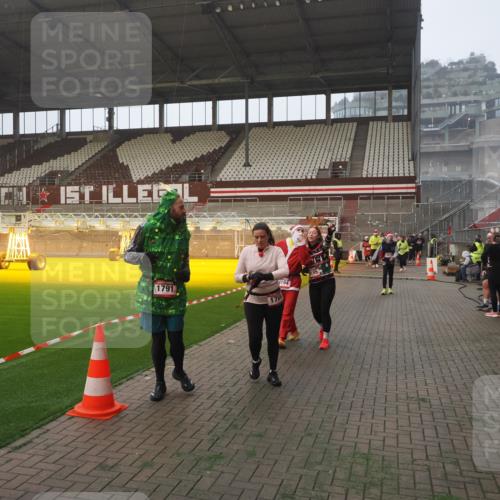 07.12.2025 - St. Pauli X-Mass-Run No. 15 Fabian Wolf http://msf.ph/oto/9376814 07.12.2025 10:05:52 Ziel 2, 3, 54, 123, 363, 385, 512, 676, 945, 1215, 1222, 1789, 1791, 2756, 3877, 4194, 4195, 4559, 4560 meine-sportfotos.de