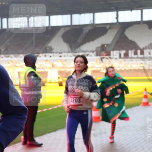 07.12.2025 - St. Pauli X-Mass-Run No. 15 Luisa Fischer http://msf.ph/oto/9376823 07.12.2025 10:24:18 Ziel 1203, 638, 711, 897, 1104, 2603, 2634, 3539, 3644, 3649, 3887, 3890, 3968, 4040, 4043, 4139, 4144, 4145, 4203, 4377, 4378, 4479, 4549, 4765 meine-sportfotos.de