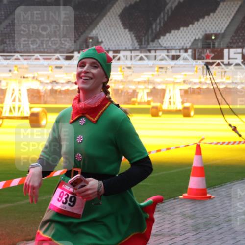 07.12.2025 - St. Pauli X-Mass-Run No. 15 Luisa Fischer http://msf.ph/oto/9376824 07.12.2025 09:59:37 Ziel 939, 655, 939, 1120, 1542, 2204, 2207, 2529, 2657, 3147, 3345, 4029 meine-sportfotos.de