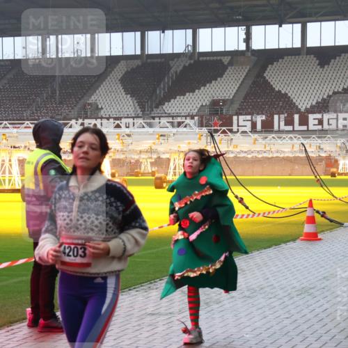 07.12.2025 - St. Pauli X-Mass-Run No. 15 Luisa Fischer http://msf.ph/oto/9376826 07.12.2025 10:24:18 Ziel 4203, 3574, 638, 711, 897, 1104, 2603, 2634, 3539, 3644, 3649, 3887, 3890, 3968, 4040, 4043, 4139, 4144, 4145, 4203, 4377, 4378, 4479, 4549, 4765 meine-sportfotos.de
