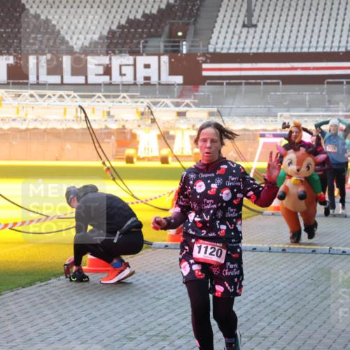 07.12.2025 - St. Pauli X-Mass-Run No. 15 Luisa Fischer http://msf.ph/oto/9376829 07.12.2025 09:59:38 Ziel 1120, 11521, 655, 939, 961, 1120, 1542, 2204, 2207, 2529, 2657, 3147, 3345, 4029 meine-sportfotos.de