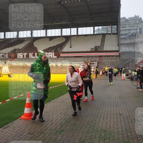 07.12.2025 - St. Pauli X-Mass-Run No. 15 Fabian Wolf http://msf.ph/oto/9376832 07.12.2025 10:05:52 Ziel 2, 3, 54, 123, 363, 385, 512, 676, 945, 1215, 1222, 1789, 1791, 2756, 3877, 4194, 4195, 4559, 4560 meine-sportfotos.de