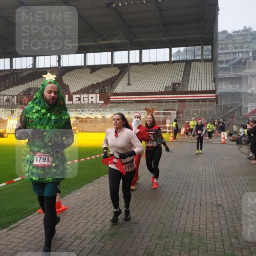 07.12.2025 - St. Pauli X-Mass-Run No. 15 Fabian Wolf http://msf.ph/oto/9376854 07.12.2025 10:05:53 Ziel 2, 3, 54, 123, 363, 424, 512, 676, 834, 945, 1222, 1789, 1791, 2756, 2757, 3877, 4194, 4195 meine-sportfotos.de