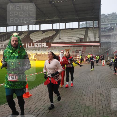 07.12.2025 - St. Pauli X-Mass-Run No. 15 Fabian Wolf http://msf.ph/oto/9376861 07.12.2025 10:05:53 Ziel 2, 3, 54, 123, 363, 424, 512, 676, 834, 945, 1222, 1789, 1791, 2756, 2757, 3877, 4194, 4195 meine-sportfotos.de
