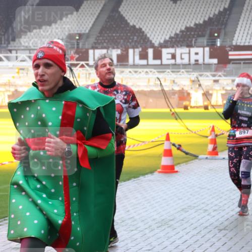 07.12.2025 - St. Pauli X-Mass-Run No. 15 Luisa Fischer http://msf.ph/oto/9376865 07.12.2025 10:24:35 Ziel 897, 1910, 711, 712, 897, 1104, 2071, 2603, 2634, 3968, 4040, 4043, 4122, 4139, 4140, 4144, 4203, 4377, 4378, 4479, 4689, 4692, 4694, 4765 meine-sportfotos.de