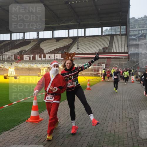 07.12.2025 - St. Pauli X-Mass-Run No. 15 Fabian Wolf http://msf.ph/oto/9376893 07.12.2025 10:05:54 Ziel 2, 3, 54, 123, 363, 424, 512, 676, 805, 834, 1789, 1791, 2756, 2757, 3857, 3877, 4194, 4195 meine-sportfotos.de