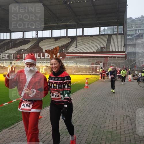 07.12.2025 - St. Pauli X-Mass-Run No. 15 Fabian Wolf http://msf.ph/oto/9376908 07.12.2025 10:05:55 Ziel 2, 3, 54, 363, 424, 512, 676, 805, 834, 1789, 1791, 2756, 2757, 3812, 3814, 3857, 3859, 3877, 4194, 4195, 4235, 4236, 4237 meine-sportfotos.de
