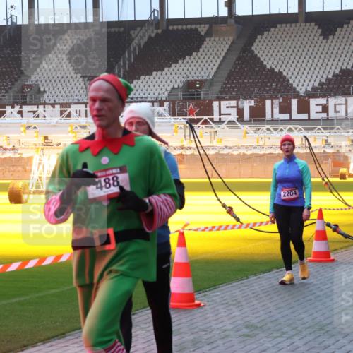 07.12.2025 - St. Pauli X-Mass-Run No. 15 Luisa Fischer http://msf.ph/oto/9376952 07.12.2025 09:59:55 Ziel 488, 2204, 4465, 488, 910, 911, 939, 961, 1120, 1763, 2186, 2204, 2207, 2529, 2657, 2729, 3147, 3345, 3513, 4029, 4051, 4052, 4465 meine-sportfotos.de