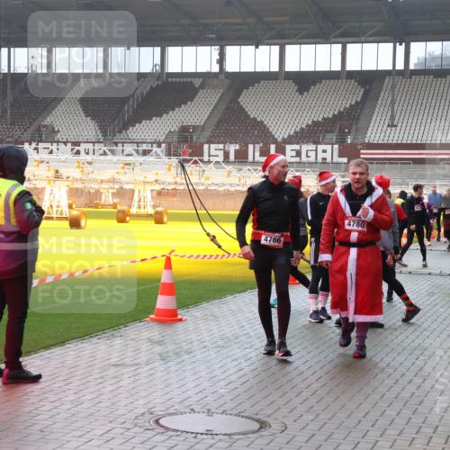07.12.2025 - St. Pauli X-Mass-Run No. 15 Luisa Fischer http://msf.ph/oto/9376962 07.12.2025 10:25:05 Ziel 4766, 4780, 4541, 712, 897, 915, 974, 1986, 2071, 3152, 4040, 4078, 4079, 4091, 4092, 4122, 4135, 4136, 4140, 4155, 4177, 4474, 4496, 4497, 4530, 4541, 4542, 4689, 4692, 4694, 4766, 4780, 4846 meine-sportfotos.de