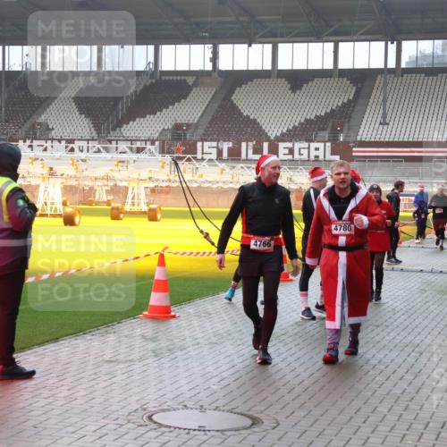 07.12.2025 - St. Pauli X-Mass-Run No. 15 Luisa Fischer http://msf.ph/oto/9376965 07.12.2025 10:25:06 Ziel 4780, 4766, 4135, 4541, 712, 915, 974, 1986, 2071, 3152, 4040, 4078, 4079, 4091, 4092, 4122, 4135, 4136, 4140, 4155, 4177, 4474, 4496, 4497, 4513, 4514, 4530, 4541, 4542, 4689, 4692, 4694, 4766, 4780, 4846 meine-sportfotos.de