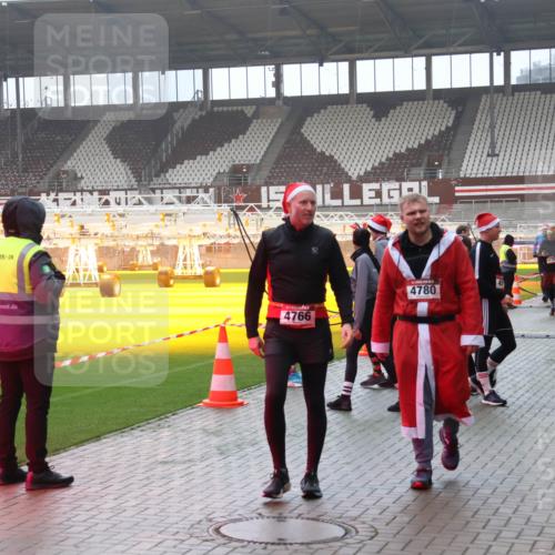 07.12.2025 - St. Pauli X-Mass-Run No. 15 Luisa Fischer http://msf.ph/oto/9376974 07.12.2025 10:25:07 Ziel 4766, 4780, 4135, 4541, 712, 915, 974, 1986, 2071, 3152, 4078, 4079, 4091, 4092, 4122, 4135, 4136, 4140, 4155, 4177, 4474, 4496, 4497, 4513, 4514, 4530, 4541, 4542, 4689, 4692, 4694, 4766, 4780, 4846 meine-sportfotos.de