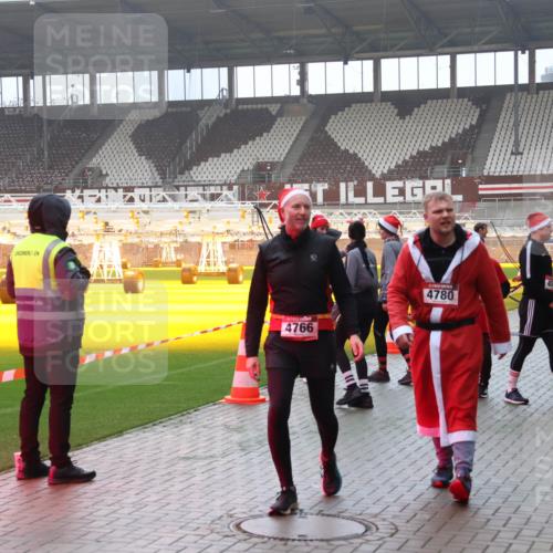 07.12.2025 - St. Pauli X-Mass-Run No. 15 Luisa Fischer http://msf.ph/oto/9376978 07.12.2025 10:25:07 Ziel 4766, 4780, 454, 712, 915, 974, 1986, 2071, 3152, 4078, 4079, 4091, 4092, 4122, 4135, 4136, 4140, 4155, 4177, 4474, 4496, 4497, 4513, 4514, 4530, 4541, 4542, 4689, 4692, 4694, 4766, 4780, 4846 meine-sportfotos.de