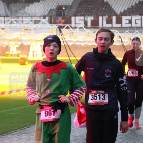 07.12.2025 - St. Pauli X-Mass-Run No. 15 Luisa Fischer http://msf.ph/oto/9376992 07.12.2025 10:00:02 Ziel 961, 15, 3513, 1763, 488, 910, 911, 934, 939, 961, 1112, 1120, 1763, 2186, 2204, 2207, 2657, 2729, 2964, 3513, 4029, 4051, 4052, 4465 meine-sportfotos.de