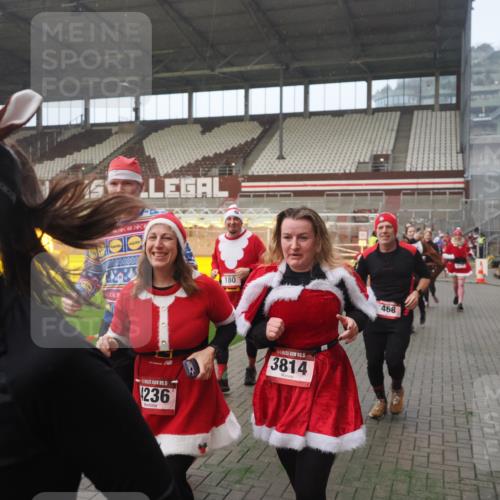 07.12.2025 - St. Pauli X-Mass-Run No. 15 Fabian Wolf http://msf.ph/oto/9376994 07.12.2025 10:06:05 Ziel 127, 148, 180, 424, 468, 676, 805, 834, 967, 969, 1788, 2756, 2757, 2894, 2968, 3093, 3172, 3196, 3812, 3814, 3857, 3859, 3877, 4235, 4236, 4237, 4246, 4251 meine-sportfotos.de