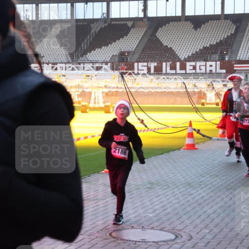 07.12.2025 - St. Pauli X-Mass-Run No. 15 Luisa Fischer http://msf.ph/oto/9377031 07.12.2025 10:00:07 Ziel 2186, 2729, 4051, 488, 910, 911, 934, 939, 961, 1112, 1120, 1763, 2186, 2204, 2207, 2657, 2729, 2964, 3513, 4029, 4051, 4052, 4465 meine-sportfotos.de