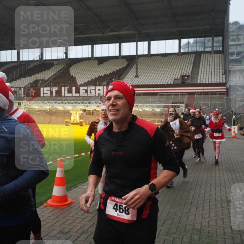 07.12.2025 - St. Pauli X-Mass-Run No. 15 Fabian Wolf http://msf.ph/oto/9377048 07.12.2025 10:06:06 Ziel 127, 148, 180, 424, 468, 676, 805, 834, 967, 969, 1788, 2756, 2757, 2894, 2968, 3093, 3172, 3196, 3812, 3814, 3857, 3859, 3877, 4235, 4236, 4237, 4246, 4251, 4670, 4676 meine-sportfotos.de