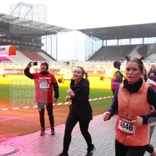 07.12.2025 - St. Pauli X-Mass-Run No. 15 Luisa Fischer http://msf.ph/oto/9377054 07.12.2025 10:25:24 Ziel 4286, 4846, 915, 974, 1012, 1977, 1986, 1987, 1995, 3152, 3962, 4078, 4079, 4091, 4092, 4135, 4136, 4155, 4177, 4335, 4431, 4474, 4496, 4497, 4513, 4514, 4530, 4541, 4542, 4766, 4780, 4846 meine-sportfotos.de