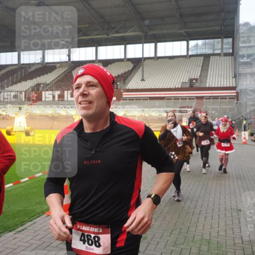 07.12.2025 - St. Pauli X-Mass-Run No. 15 Fabian Wolf http://msf.ph/oto/9377056 07.12.2025 10:06:07 Ziel 127, 148, 180, 424, 468, 676, 805, 834, 893, 967, 969, 1788, 2756, 2757, 2894, 2968, 3093, 3172, 3196, 3812, 3814, 3857, 3859, 4235, 4236, 4237, 4246, 4251, 4670, 4676 meine-sportfotos.de