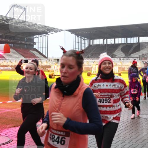 07.12.2025 - St. Pauli X-Mass-Run No. 15 Luisa Fischer http://msf.ph/oto/9377057 07.12.2025 10:25:24 Ziel 4846, 4092, 4079, 469, 4078, 4122, 915, 974, 1012, 1977, 1986, 1987, 1995, 3152, 3962, 4078, 4079, 4091, 4092, 4135, 4136, 4155, 4177, 4335, 4431, 4474, 4496, 4497, 4513, 4514, 4530, 4541, 4542, 4766, 4780, 4846 meine-sportfotos.de