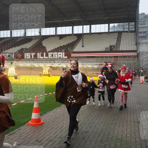 07.12.2025 - St. Pauli X-Mass-Run No. 15 Fabian Wolf http://msf.ph/oto/9377082 07.12.2025 10:06:07 Ziel 127, 148, 180, 424, 468, 676, 805, 834, 893, 967, 969, 1788, 2756, 2757, 2894, 2968, 3093, 3172, 3196, 3812, 3814, 3857, 3859, 4235, 4236, 4237, 4246, 4251, 4670, 4676 meine-sportfotos.de