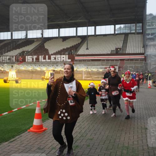 07.12.2025 - St. Pauli X-Mass-Run No. 15 Fabian Wolf http://msf.ph/oto/9377088 07.12.2025 10:06:08 Ziel 127, 148, 180, 424, 468, 676, 805, 834, 893, 967, 969, 1119, 1788, 1937, 2756, 2757, 2894, 2968, 3093, 3172, 3196, 3812, 3814, 3857, 3859, 4235, 4236, 4237, 4246, 4251, 4665, 4670, 4676 meine-sportfotos.de