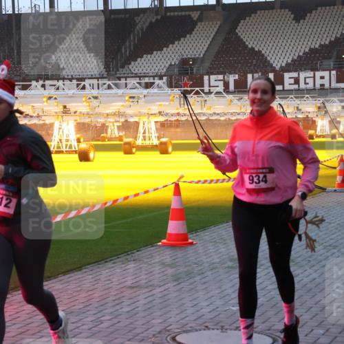 07.12.2025 - St. Pauli X-Mass-Run No. 15 Luisa Fischer http://msf.ph/oto/9377092 07.12.2025 10:00:15 Ziel 1112, 934, 488, 802, 910, 911, 934, 961, 1112, 1333, 1354, 1360, 1404, 1763, 2140, 2141, 2186, 2204, 2207, 2729, 2964, 3513, 4029, 4051, 4052, 4465 meine-sportfotos.de