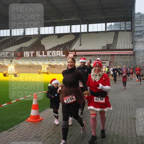 07.12.2025 - St. Pauli X-Mass-Run No. 15 Fabian Wolf http://msf.ph/oto/9377135 07.12.2025 10:06:09 Ziel 127, 148, 180, 424, 468, 676, 805, 834, 893, 967, 969, 1119, 1788, 1937, 2756, 2757, 2894, 2968, 3093, 3172, 3196, 3812, 3814, 3857, 3859, 4235, 4236, 4237, 4246, 4251, 4657, 4665, 4670, 4676, 4736, 4739 meine-sportfotos.de