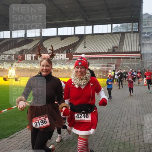 07.12.2025 - St. Pauli X-Mass-Run No. 15 Fabian Wolf http://msf.ph/oto/9377150 07.12.2025 10:06:09 Ziel 127, 148, 180, 424, 468, 676, 805, 834, 893, 967, 969, 1119, 1788, 1937, 2756, 2757, 2894, 2968, 3093, 3172, 3196, 3812, 3814, 3857, 3859, 4235, 4236, 4237, 4246, 4251, 4657, 4665, 4670, 4676, 4736, 4739 meine-sportfotos.de